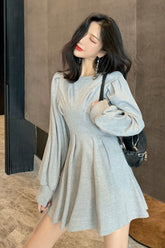 Elegantes Kleid mit langen Ärmeln und Rundhalsausschnitt